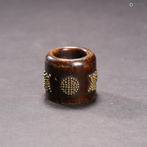 AN EAGLEWOOD RING WITH GOLD DECORATION