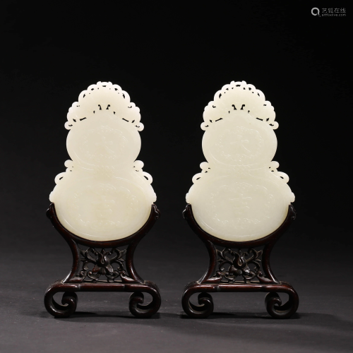 A PAIR OF WHITE JADE GOURD SHAPED TABLE SCREENS