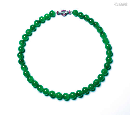 精美罕有 天然玻璃种「帝王绿」翡翠配红宝石及钻石珠链