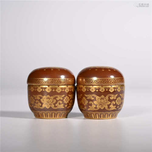 Qianlong of Qing Dynasty        A pair of famille rose jar
