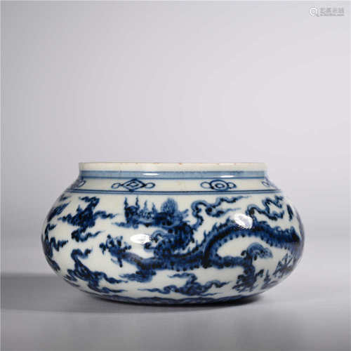 Ming Xuande        Blue and white dragon jar