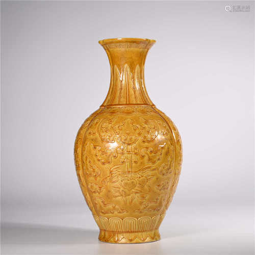 Qianlong of Qing Dynasty       Yellow glaze bottle