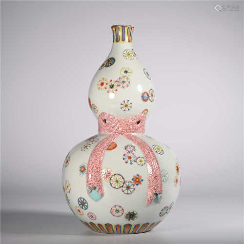 Qianlong of Qing Dynasty     Famille rose bottle