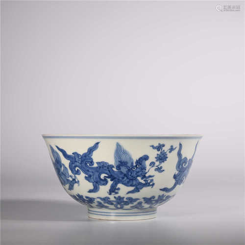 Mingchenghua        Blue and white small cup with dragon pattern