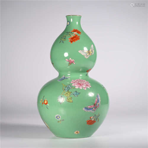 Jiaqing of Qing Dynasty     Famille rose bottle