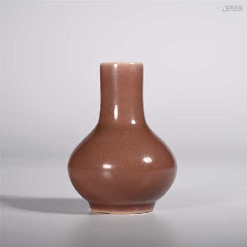 Qianlong of Qing Dynasty      Red glaze vial