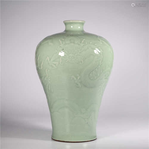 Qianlong of Qing Dynasty       Plum vase with green glaze