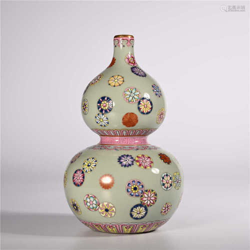 Qianlong of Qing Dynasty       Famille rose bottle