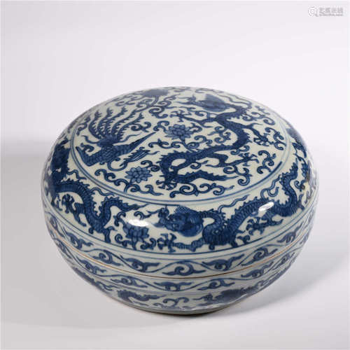 Longqing, Ming Dynasty        Blue and white dragon cover box