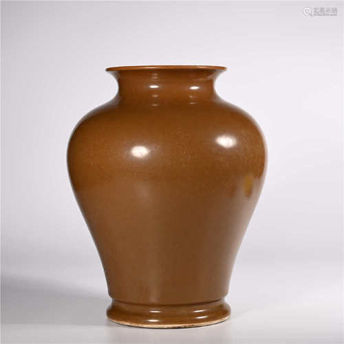 Qianlong of Qing Dynasty        Sauce glaze jar