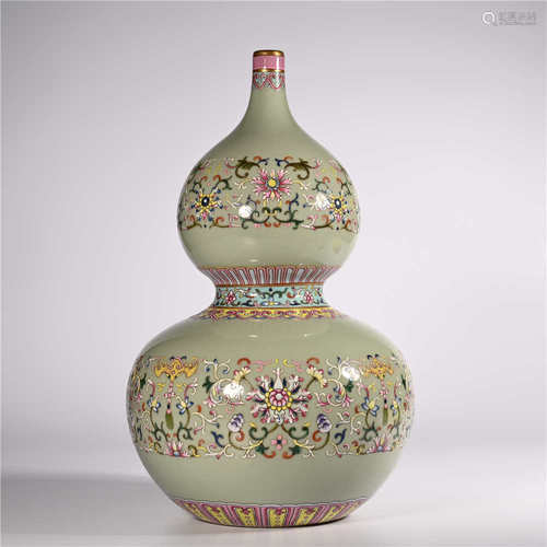 Qianlong of Qing Dynasty        Famille rose bottle