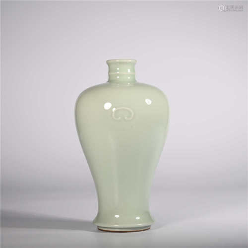 Kangxi of Qing Dynasty       Blue glaze plum vase