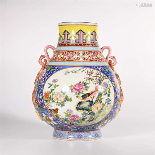 Qianlong of Qing Dynasty       Pastel bottle with two ears