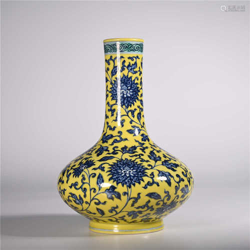 Yongzheng of Qing Dynasty      Yellow glaze blue and white vase