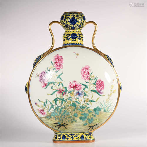 Qianlong of Qing Dynasty       Pastel bottle with two ears