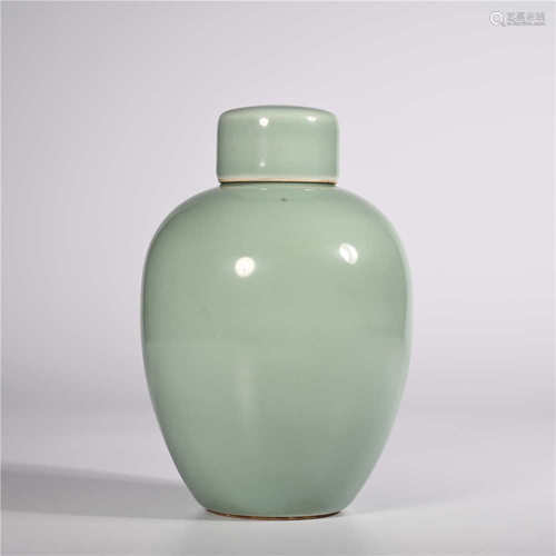 Qianlong of Qing Dynasty      Green glazed jar