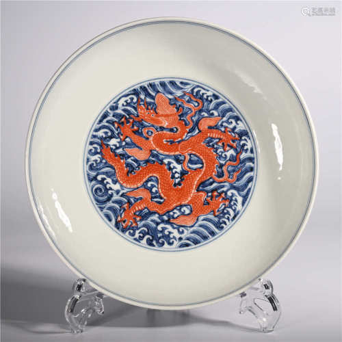 the Ming dynasty        Blue and white dragon pattern plate