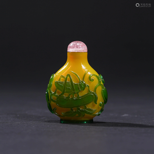 A YELLOW GLASS MANTIS SNUFF BOTTLE