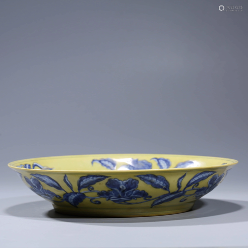 A YELLOW GLAZED BLUE & WHITE FRUIT DISH WITH DA MING