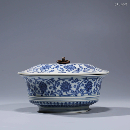 A BLUE & WHITE INTERLOCK PORCELAIN BOWL & COVER