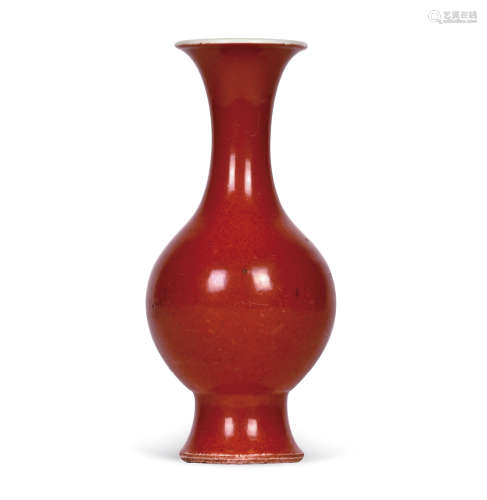 清 矾红釉长颈瓶