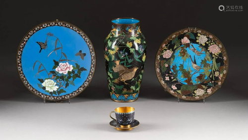 VIERTEILIGES KONVOLUT: CLOISONNÉ-OBJEKTE Japan, um