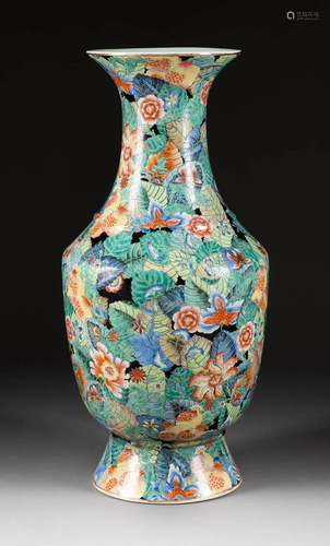 GROßE BODENVASE MIT FLORALDEKOR China, 20. Jh.