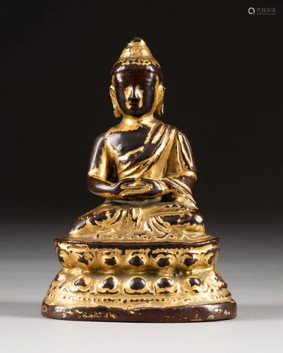 SITZENDE BUDDHA-FIGUR China, 16. Jh. Bronze, Rest der