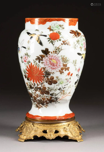 IMARI-VASE Japan, um 1900 Porzellan, Aufglasurbemalung.