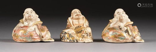 DREI SATSUMA-MÖNCHFIGUREN Japan, um 1900