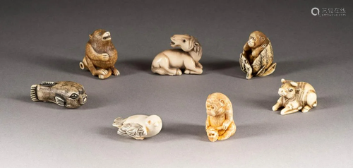 SIEBEN NETSUKE: TIERFIGUREN Japan, um 1900 Elfenbein,