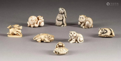 ACHTTEILIGES KONVOLUT: NETSUKE Japan, um 1900 Bein,