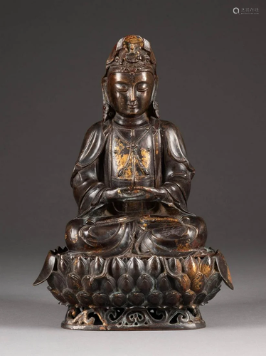 GUANYIN AUF LOTOSTHRON China, 18./19. Jh. Bronze,