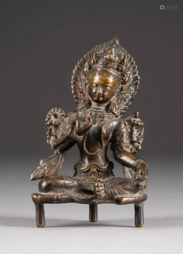 SITZDENDE TARA Nepal/Tibet, 18. Jh. Bronze, braun