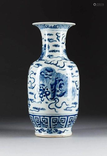 VASE MIT FO-LÖWEN China, 19. Jh. Porzellan,