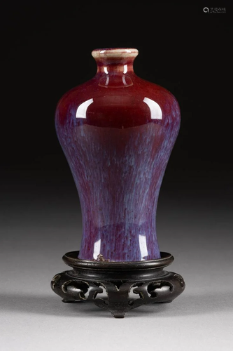 VASE MIT ROTER UND BLAUER LAUFGLASUR China, 18./19. Jh.