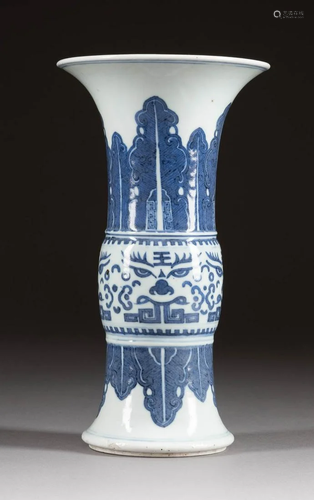 GU-FÖRMIGE VASE China, 18./19. Jh. Porzellan,