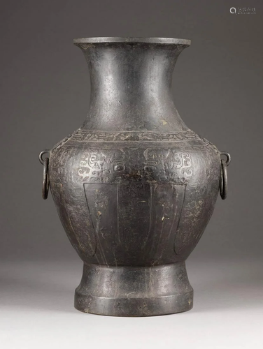 GROßE BODENVASE China, Ming-Dynastie Bronze,