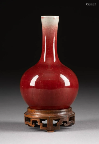 KLEINE OCHSENBLUT-VASE China, 18./19. Jh. Porzellan,