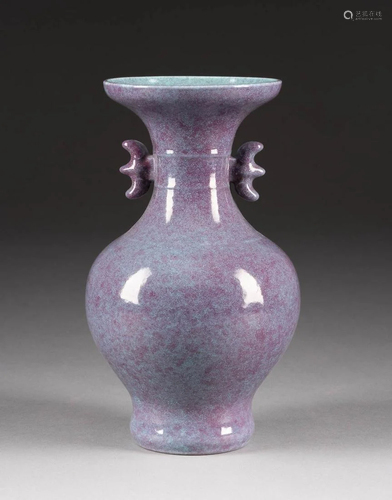 FEINE VASE MIT LILA-BLAUER GLASUR China, 19. Jh. bis