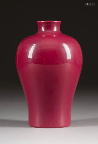 PFLAUMENFARBENE MEIPING-VASE China, 19./20. Jh.