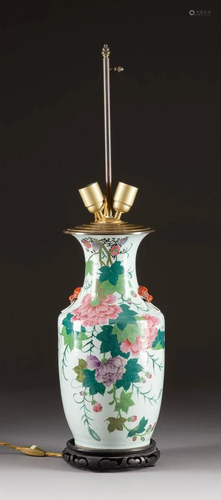 VASE MIT PFINGSTROSEN China, um 1900 Porzellan,