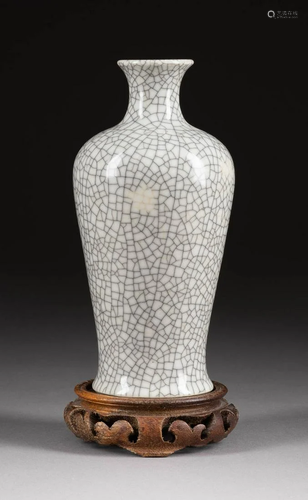 VASE MIT GE-GLASUR China/Japan, 19./20. Jh. Porzellan,