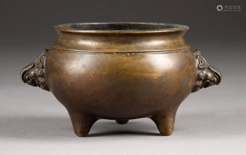 WEIHRAUCHBRENNER China, um 1900 Bronze. H. 7,7 cm. Im