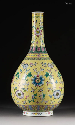 GROßE BODENVASE MIT FLORALDEKOR China, 20. Jh.