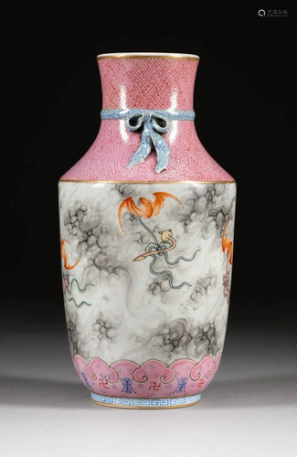 VASE MIT DEKOR VON FLEDERMÄUSEN China, wohl