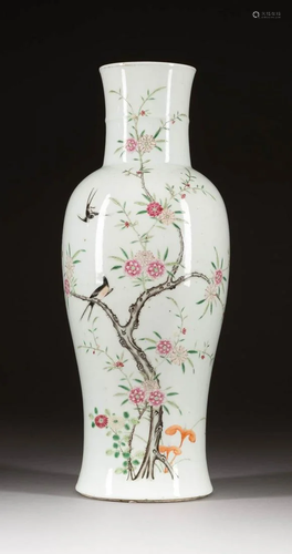 BALUSTERVASE MIT GARTENSZENE China, um 1900 Porz…