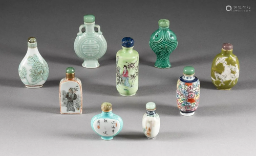 NEUN PORZELLAN-SNUFFBOTTLES China, um 1900 Porz…