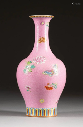 FEINE FAMILLE-VASE China, 19./20. Jh. Porzellan,