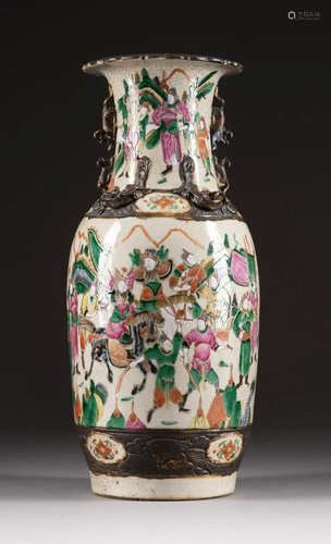 VASE MIT KRIEGSSZENE China, 19. Jh. Porzellan,